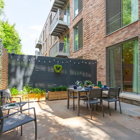 Atlas House Three Apartment