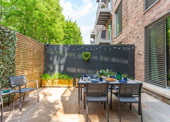 Atlas House Three Apartment