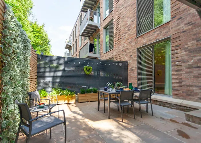 Atlas House Three Apartment